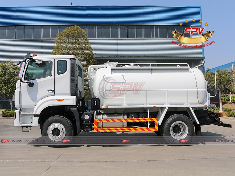 7,000 Litres Fecal Remove Truck Sinotruk - Left Side View